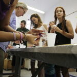 22.07.2017 Kielce. Warsztaty w IDK. Amulety z żywicy. / Jarosław Kubalski / Radio Kielce