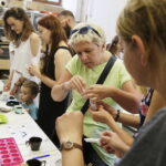 22.07.2017 Kielce. Warsztaty w IDK. Amulety z żywicy. / Jarosław Kubalski / Radio Kielce