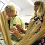 22.07.2017 Kielce. Warsztaty w IDK. Amulety z żywicy. / Jarosław Kubalski / Radio Kielce