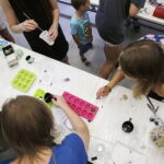 22.07.2017 Kielce. Warsztaty w IDK. Amulety z żywicy. / Jarosław Kubalski / Radio Kielce