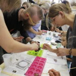 22.07.2017 Kielce. Warsztaty w IDK. Amulety z żywicy. / Jarosław Kubalski / Radio Kielce