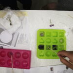 22.07.2017 Kielce. Warsztaty w IDK. Amulety z żywicy. / Jarosław Kubalski / Radio Kielce