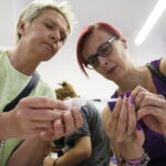 22.07.2017 Kielce. Warsztaty w IDK. Amulety z żywicy. / Jarosław Kubalski / Radio Kielce