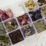 22.07.2017 Kielce. Warsztaty w IDK. Amulety z żywicy. / Jarosław Kubalski / Radio Kielce