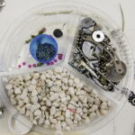 22.07.2017 Kielce. Warsztaty w IDK. Amulety z żywicy. / Jarosław Kubalski / Radio Kielce