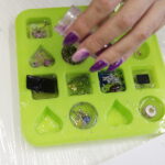 22.07.2017 Kielce. Warsztaty w IDK. Amulety z żywicy. / Jarosław Kubalski / Radio Kielce