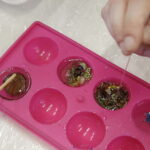 22.07.2017 Kielce. Warsztaty w IDK. Amulety z żywicy. / Jarosław Kubalski / Radio Kielce