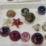 22.07.2017 Kielce. Warsztaty w IDK. Amulety z żywicy. / Jarosław Kubalski / Radio Kielce