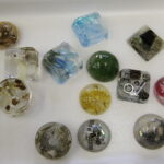 22.07.2017 Kielce. Warsztaty w IDK. Amulety z żywicy. / Jarosław Kubalski / Radio Kielce