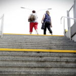 24.07.2017 Kielce. Oznakowanie dla osób słabowidzących w przejściu pod rondem Gustawa Herlinga - Grudzińskiego. / Jarosław Kubalski / Radio Kielce