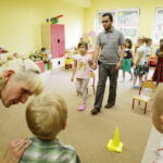 26.07.2017 Kielce. Niewidomi i niedowidzący odwiedzili przedszkole "Happy Day" przy ulicy Krakowskiej. / Jarosław Kubalski / Radio Kielce