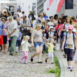 27.07.2017 Kielce. Spacer z ilustrowanym przewodnikiem - "Niemapą". / Jarosław Kubalski / Radio Kielce