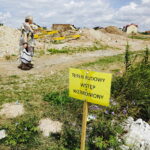 28.07.2017 Kielce. Piesi przechodzą przez budowę Ronda Czwartaków od ulicy Wojska Polskiego w kierunku ulic Andersa i Grota - Roweckiego. / Jarosław Kubalski / Radio Kielce