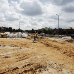 28.07.2017 Kielce. Piesi przechodzą przez budowę Ronda Czwartaków od ulicy Wojska Polskiego w kierunku ulic Andersa i Grota - Roweckiego. / Jarosław Kubalski / Radio Kielce