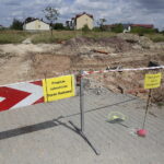 28.07.2017 Kielce. Piesi przechodzą przez budowę Ronda Czwartaków od ulicy Wojska Polskiego w kierunku ulic Andersa i Grota - Roweckiego. / Jarosław Kubalski / Radio Kielce