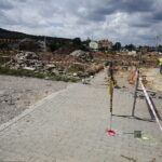 28.07.2017 Kielce. Piesi przechodzą przez budowę Ronda Czwartaków od ulicy Wojska Polskiego w kierunku ulic Andersa i Grota - Roweckiego. / Jarosław Kubalski / Radio Kielce