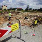 28.07.2017 Kielce. Piesi przechodzą przez budowę Ronda Czwartaków od ulicy Wojska Polskiego w kierunku ulic Andersa i Grota - Roweckiego. / Jarosław Kubalski / Radio Kielce