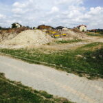 28.07.2017 Kielce. Piesi przechodzą przez budowę Ronda Czwartaków od ulicy Wojska Polskiego w kierunku ulic Andersa i Grota - Roweckiego. / Jarosław Kubalski / Radio Kielce