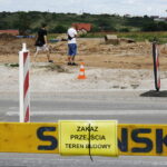 28.07.2017 Kielce. Piesi przechodzą przez budowę Ronda Czwartaków od ulicy Wojska Polskiego w kierunku ulic Andersa i Grota - Roweckiego. / Jarosław Kubalski / Radio Kielce