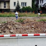 28.07.2017 Kielce. Piesi przechodzą przez budowę Ronda Czwartaków od ulicy Wojska Polskiego w kierunku ulic Andersa i Grota - Roweckiego. / Jarosław Kubalski / Radio Kielce