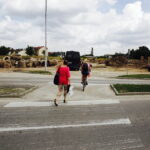 28.07.2017 Kielce. Piesi przechodzą przez budowę Ronda Czwartaków od ulicy Wojska Polskiego w kierunku ulic Andersa i Grota - Roweckiego. / Jarosław Kubalski / Radio Kielce