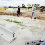 28.07.2017 Kielce. Piesi przechodzą przez budowę Ronda Czwartaków od ulicy Wojska Polskiego w kierunku ulic Andersa i Grota - Roweckiego. / Jarosław Kubalski / Radio Kielce