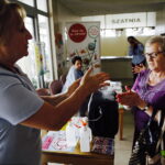 28.07.2017 Kielce. Światowy Dzień Wirusowego Zapalenia Wątroby. Jak dezynfekować i myć ręce. Akcja profilaktyczna w ŚCO. / Jarosław Kubalski / Radio Kielce