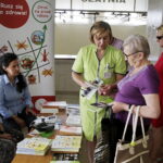 28.07.2017 Kielce. Światowy Dzień Wirusowego Zapalenia Wątroby. Jak dezynfekować i myć ręce. Akcja profilaktyczna w ŚCO. / Jarosław Kubalski / Radio Kielce