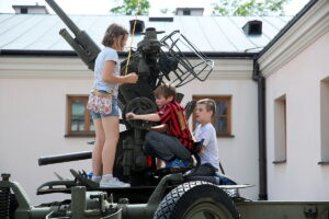 01.07.2017 Kielce. OMPiO. Stary sprzęt wojskowy na Wzgórzu Zamkowym. / Marzena Mąkosa / Radio Kielce