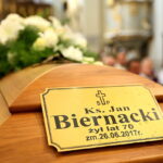 01.07.2017 Chmielnik. Pogrzeb księdza Jana Biernackiego. / Marzena Mąkosa / Radio Kielce