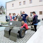 02.07.2017 Kielce. Militarna ekspozycja na Wzgórzu Zamkowym. / Marzena Mąkosa / Radio Kielce