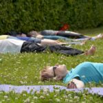 08.07.2017 Kielce. Joga w ogrodzie włoskim. / Marzena Mąkosa / Radio Kielce