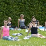 08.07.2017 Kielce. Joga w ogrodzie włoskim. / Marzena Mąkosa / Radio Kielce