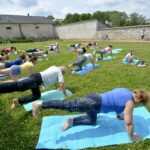 08.07.2017 Kielce. Joga w ogrodzie włoskim. / Marzena Mąkosa / Radio Kielce