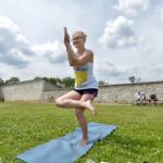 08.07.2017 Kielce. Joga w ogrodzie włoskim. Instruktor jogi - Magdalena Piasecka. / Marzena Mąkosa / Radio Kielce