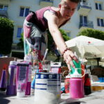 30.07.2017 Kielce. Budowa domków na Placu Artystów. / Marzena Mąkosa - Radio Kielce / Warsztaty na Placu Artystów