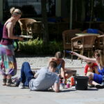 30.07.2017 Kielce. Budowa domków na Placu Artystów. / Marzena Mąkosa - Radio Kielce / Budowa domków