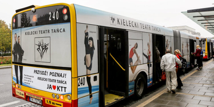 3.10.2016 Kielce. Autobus miejski oklejony reklamami. / Wojciech Habdas / Radio Kielce