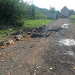 Samochód spłonął na drodze prowadzącej do jednej z posesji w Ciekotach / Monika Miller - Radio Kielce / Samochód spłonął na drodze prowadzącej do jednej z posesji w Ciekotach