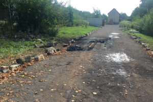 Samochód spłonął na drodze prowadzącej do jednej z posesji w Ciekotach / Monika Miller - Radio Kielce / Samochód spłonął na drodze prowadzącej do jednej z posesji w Ciekotach