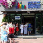 Dystrybucja biletów na koncert „Gwiazdy Letniego Nieba”. Przed siedzibą TVP3 Kielce ustawiła się długa kolejka / TVP3 Kielce / Dystrybucja biletów na koncert „Gwiazdy Letniego Nieba”. Przed siedzibą TVP3 Kielce ustawiła się długa kolejka