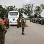 07.08.2017 Słomniki. Poranny apel Kadrówki. / Katarzyna Prędotka - Radio Kielce / Kadrówka przygotowuje się do wymarszu ze Słomnik w kierunku Miechowa.