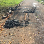 Samochód spłonął na drodze prowadzącej do jednej z posesji w Ciekotach / Monika Miller - Radio Kielce / Samochód spłonął na drodze prowadzącej do jednej z posesji w Ciekotach