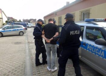 Policjanci zatrzymali mężczyznę poszukiwanego przez funkcjonariuszy z Krakowa / świętokrzyska policja / Policjanci zatrzymali mężczyznę poszukiwanego przez funkcjonariuszy z Krakowa