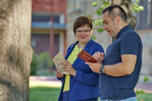 30.08.2017 Kielce. Stacja: wakacje!! Wspólne czytanie "Wesela" Stanisława Wyspiańskiego w ogródku letnim Radio Kielce / Bartosz Koziej - Radio Kielce / Wspólne czytanie "Wesela" Stanisława Wyspańskiego