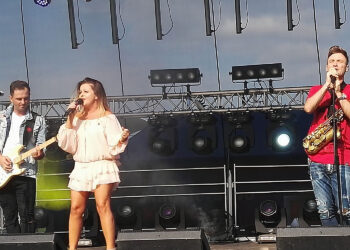 Mieszkańcy Ostrowca żegnają wakacje - na stadionie KSZO wystąpił, m.in., ostrowiecki zespół Champion / Anna Głąb - Radio Kielce / Mieszkańcy Ostrowca żegnają wakacje - na stadionie KSZO wystąpił, m.in., ostrowiecki zespół Champion