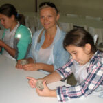 Żywe Muzeum Porcelany w Ćmielowie - pod okiem instruktora można samodzielnie wykonać różę z porcelany / Anna Głąb - Radio Kielce / Żywe Muzeum Porcelany w Ćmielowie - pod okiem instruktora można samodzielnie wykonać różę z porcelany