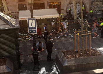Atak terrorystyczny w Barcelonie. Furgonetka wjechała w tłum ludzi / twitter.com/Avanti__News / Atak terrorystyczny w Barcelonie. Furgonetka wjechała w tłum ludzi
