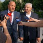 Otwarcie Biura Obsługi Interesantów PGE Obrót w Jędrzejowie. Na zdjęciu: Dariusz Czuk, prezes spółki PGE Obrót SA w Rzeszowie oraz Krzysztof Lipiec, poseł PiS / Ewa Pociejowska-Gawęda - Radio Kielce / Otwarcie Biura Obsługi Interesantów PGE Obrót w Jędrzejowie. Na zdjęciu: Dariusz Czuk, prezes spółki PGE Obrót SA w Rzeszowie oraz Krzysztof Lipiec, poseł PiS