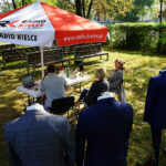 "Stacja: Wakacje" - męska moda ślubna. Na zdjęciu: Edyta Szczepanek, Agnieszka Hostyńska z Salonu Mody Męskiej "Jumla" z Kielc oraz Paweł Solarz / Robert Felczak - Radio Kielce / "Stacja: Wakacje" - męska moda ślubna. Na zdjęciu: Edyta Szczepanek, Agnieszka Hostyńska z Salonu Mody Męskiej "Jumla" z Kielc oraz Paweł Solarz